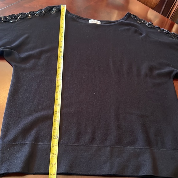 Joseph A lightweight sweater knit embellished shoulder: rosettes & sequins XL - Picture 9 of 17